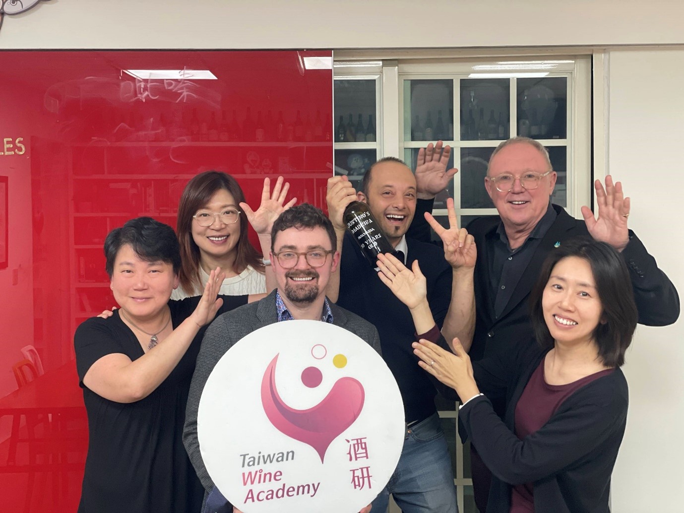 台灣酒研學院WSET® Level 4 Diploma in Wines講師接受總部特派教育訓練員的訓練。(圖/台灣酒研學院提供)