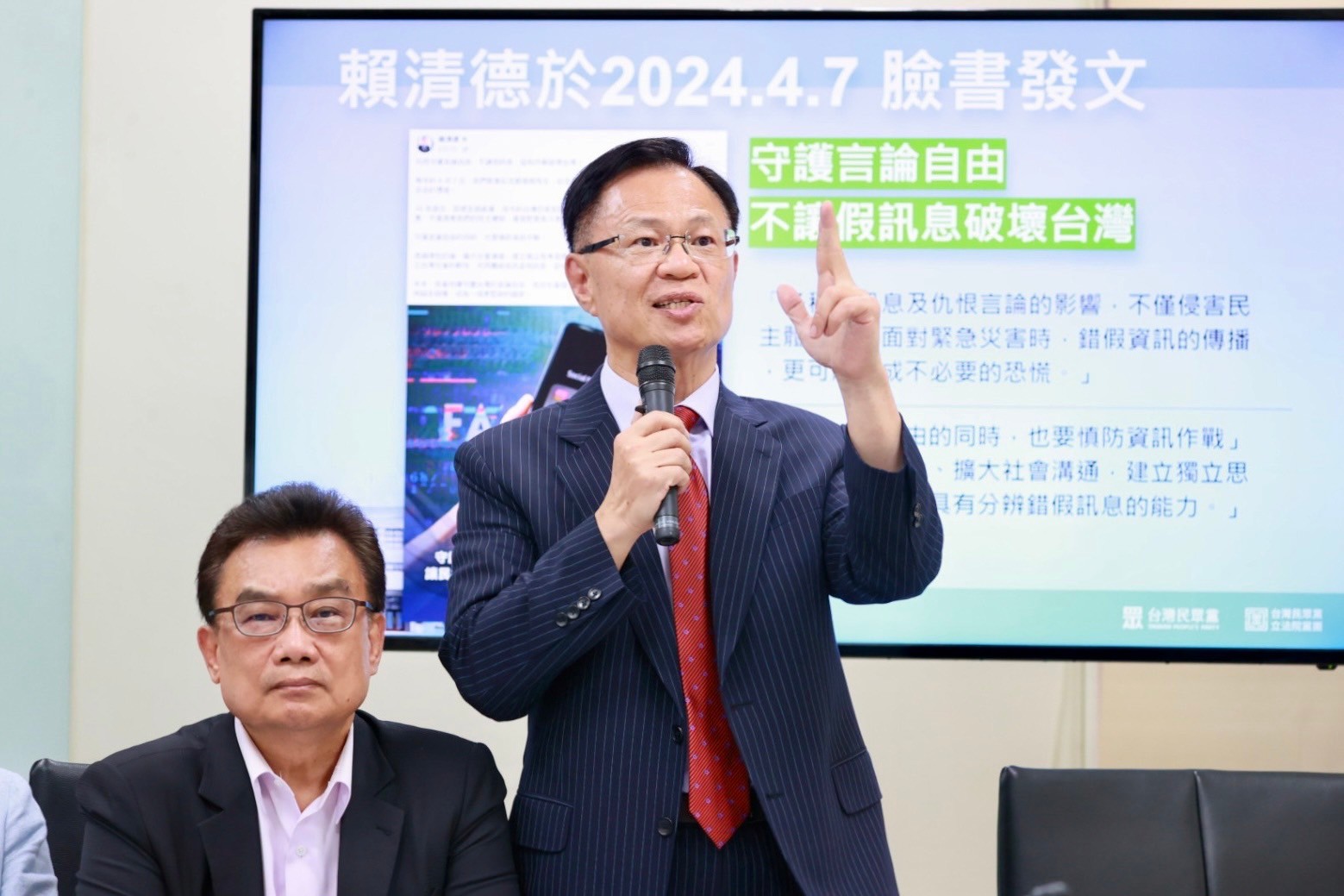張啟楷提及,國會改革是一道陽光,可以射進在暗無天日、疑點重重的高端弊案、超思進口蛋等黑幕。(圖/台灣民眾黨立法院黨團提供)