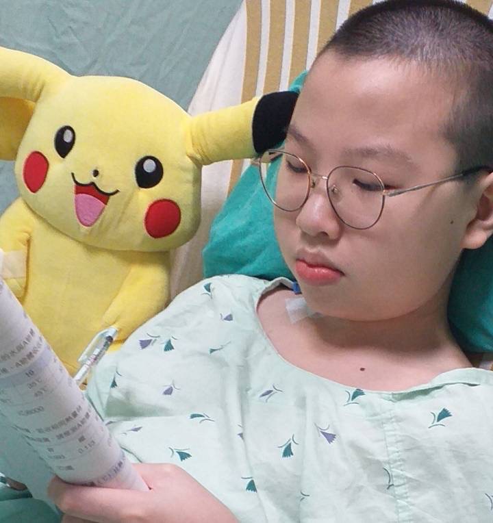 邱同學遭遇變故卻仍樂觀面對,熱愛學習朝,爭取每分每秒向自己的夢想前進。(圖/記者黃溎芬翻攝)