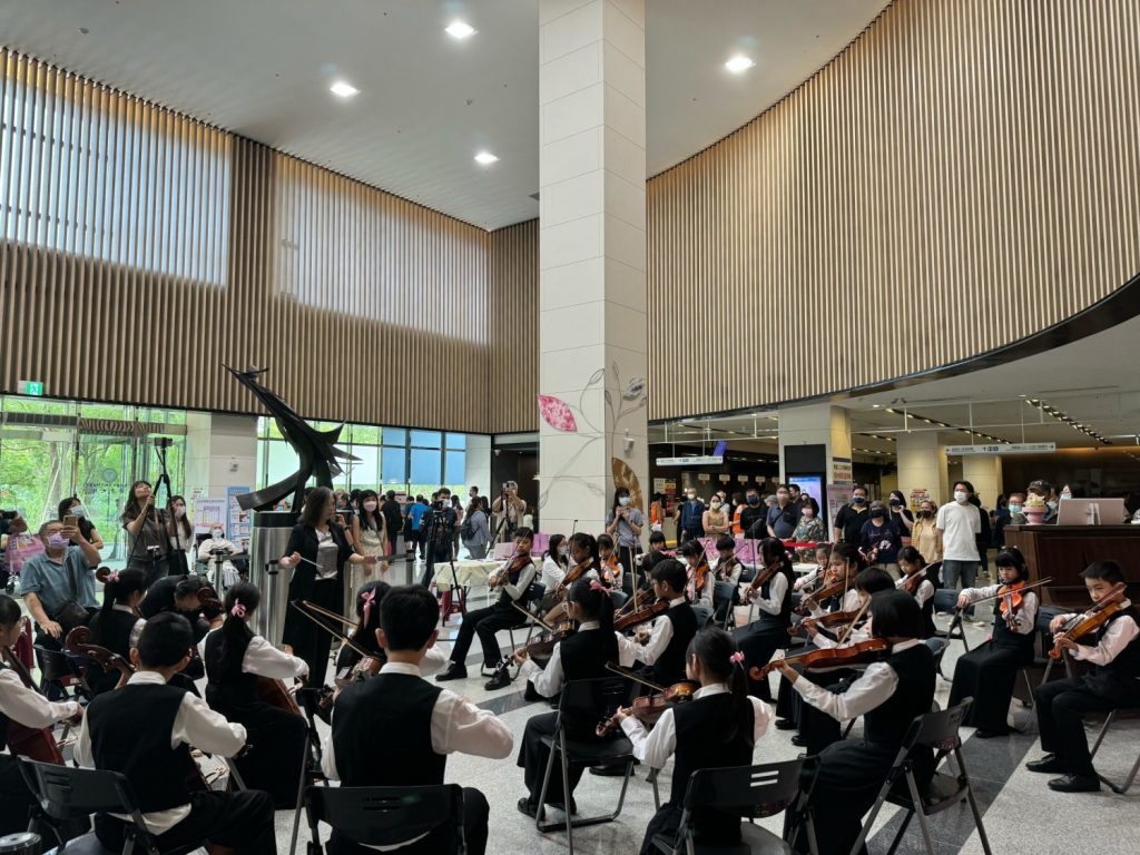 新竹縣六家國小弦樂團到中國醫藥大學新竹附設醫院演出「聽見幸福.弦琴藝至感恩音樂會」演奏一系列動聽的音樂。(圖/記者林照東翻攝)