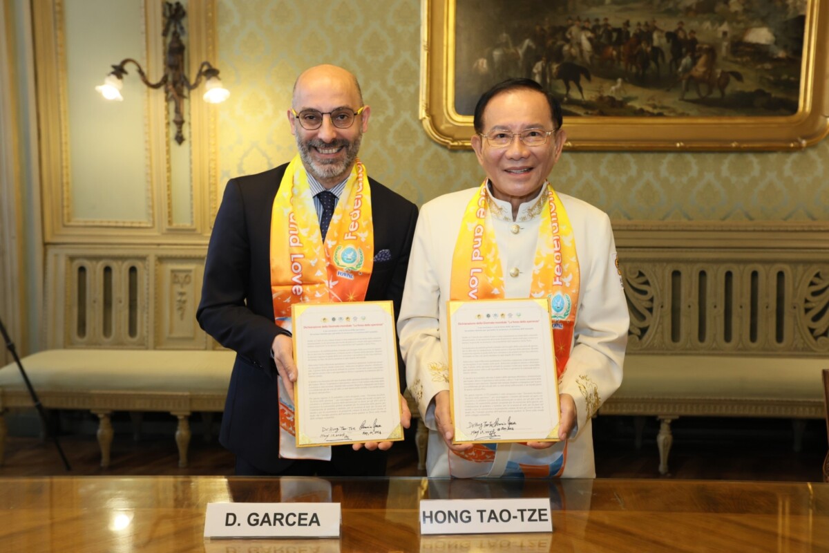 ▲都靈市議會副議長Domenico Garcea連署《世界願力日宣言》。（記者李欣翻攝）
