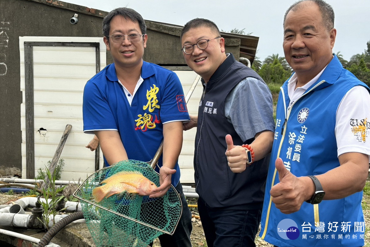 桃園青農吳彥德入選農業部第7屆百大青農,桃園市政府農業局長陳冠義前往祝賀。