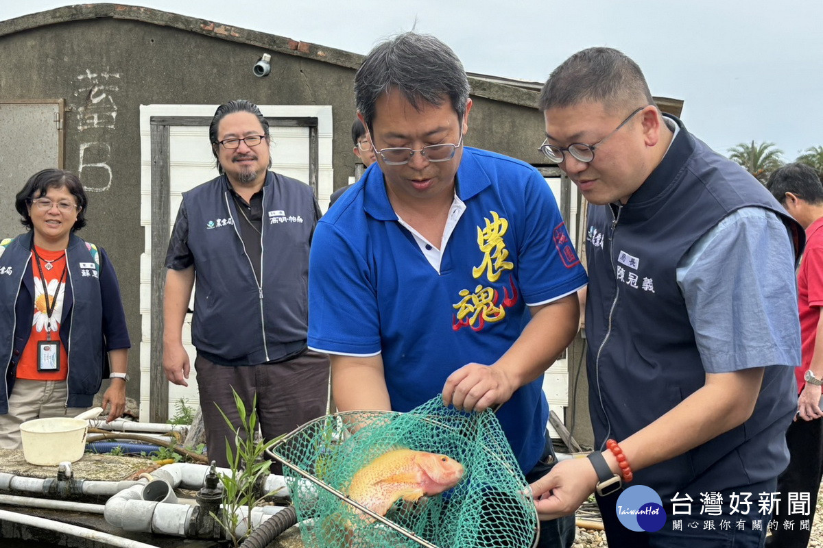 桃園青農吳彥德入選農業部第7屆百大青農,桃園市政府農業局長陳冠義前往祝賀。