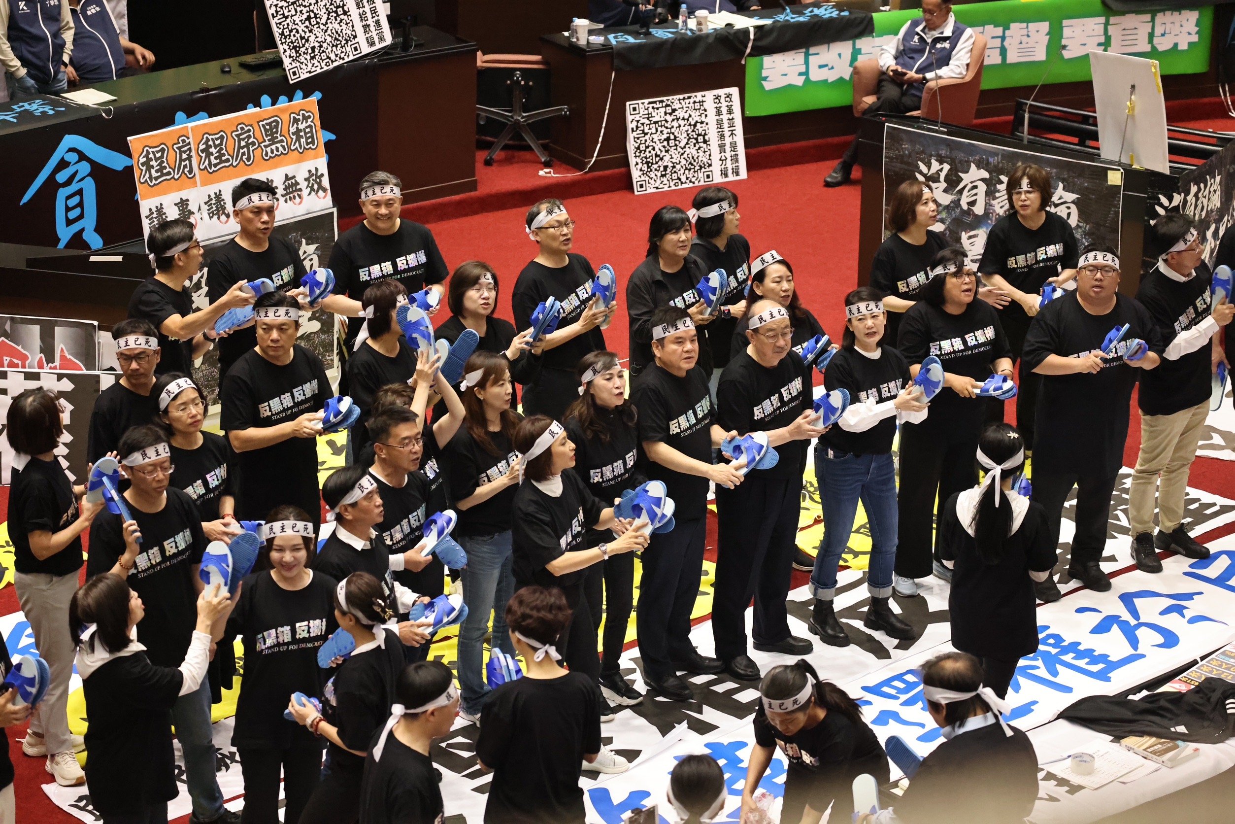 民進黨立委拿藍白拖諷刺藍白兩黨。林啟弘攝