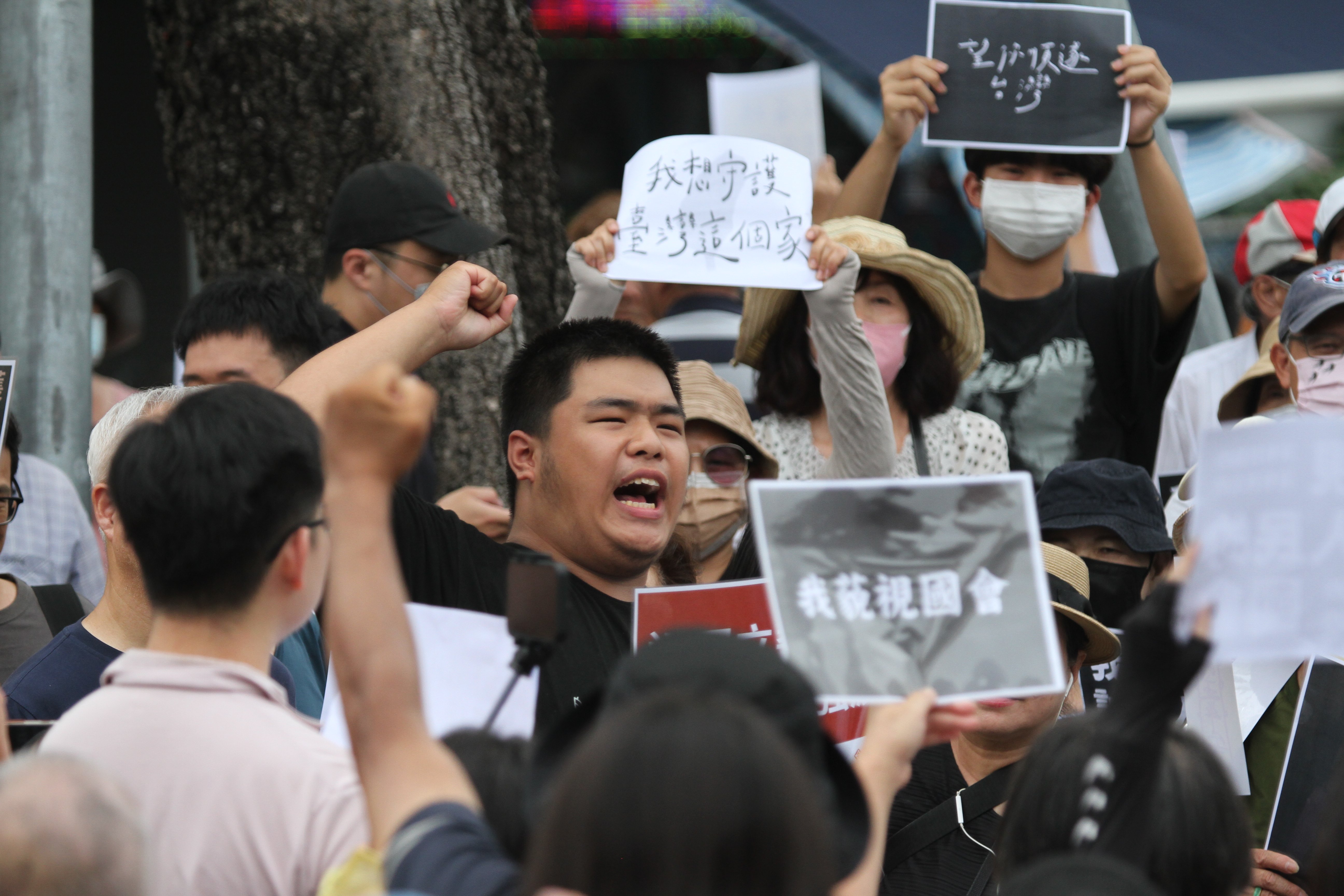 台中火車站前聚集約500名群眾串聯響應「我藐視國會」行動,年輕學子批評藍白修法濫權黑箱。王乙徹攝