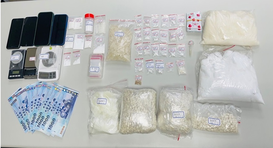 ▲圖說：警方當場查獲毒品咖啡包、海洛因、安非他命、電子磅秤、手機和現金等證物            （圖／台中市政府提供）