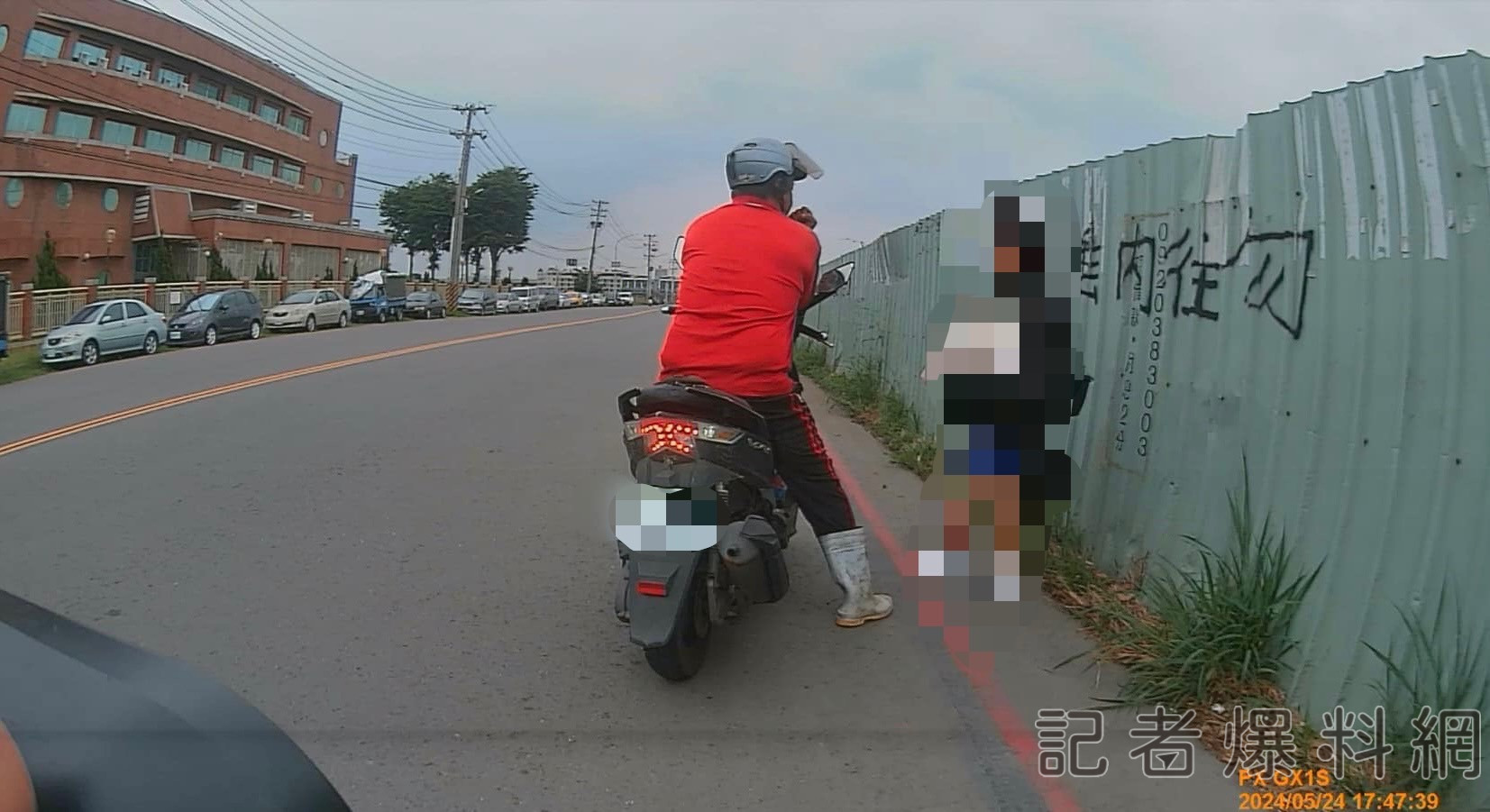 ▲好心網友貼上陌生伯車牌提醒民眾注意。(圖/翻攝鳳山在地人大小事社團)