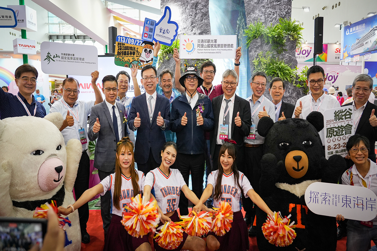 ▲市長陳其邁出席國際旅展大合影。(圖/記者朱星明翻攝)