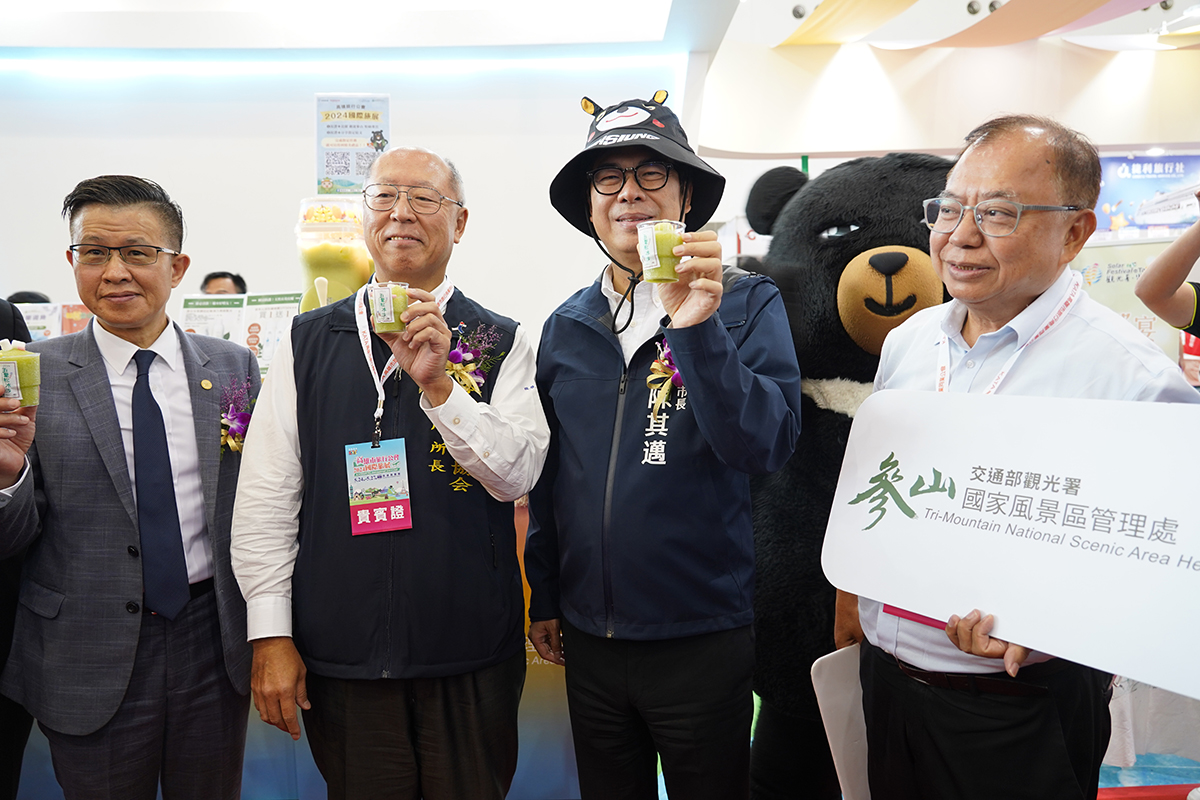 ▲市長陳其邁、參山處長曹忠猷推廣五葉松冰沙。(圖/記者朱星明翻攝)