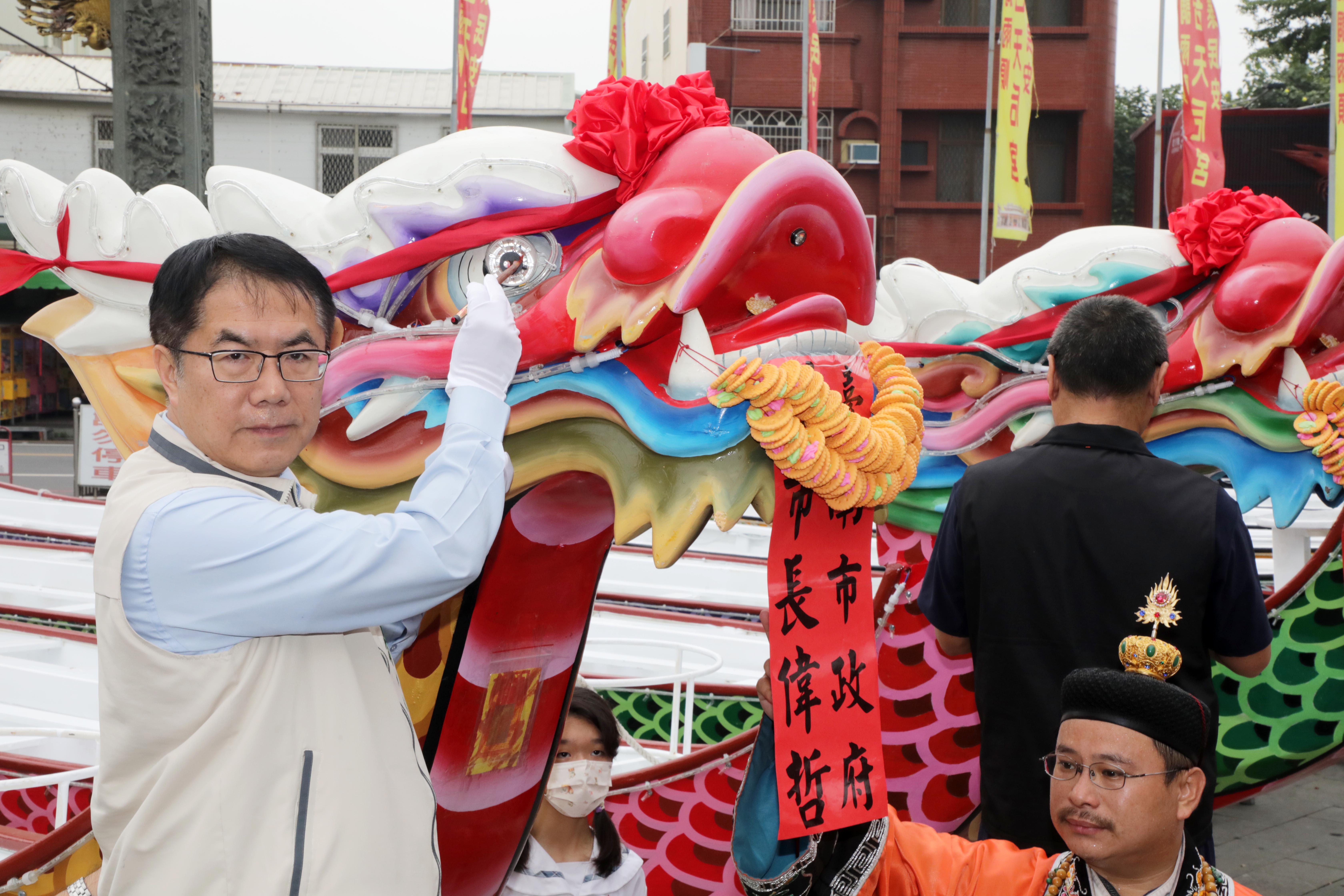 ▲台南國際龍舟錦標賽將於6月6日至10日登場,今日在安平開台天后宮舉行龍舟開光點睛儀式,市長黃偉哲為龍舟開光點睛。(圖/記者陳彥霖翻攝)