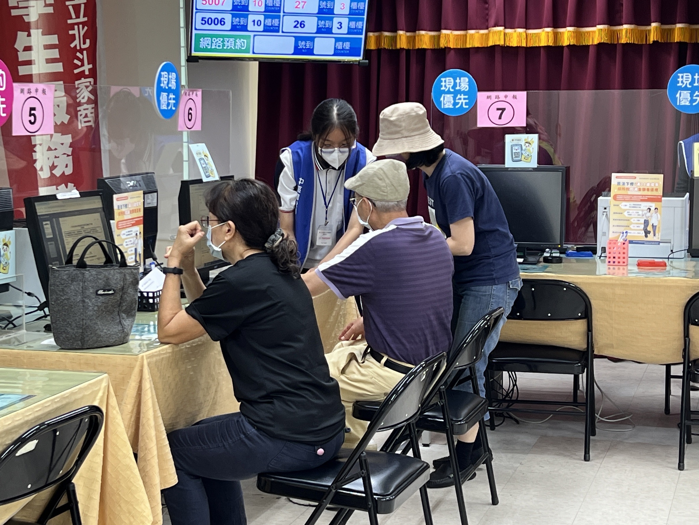 ▲北斗家商商業經營科組成學生納稅服務隊,進駐國稅局北斗稽徵所,協助民眾進行所得稅結算申報,讓民眾感受到了便利。(記者張溎壕攝)