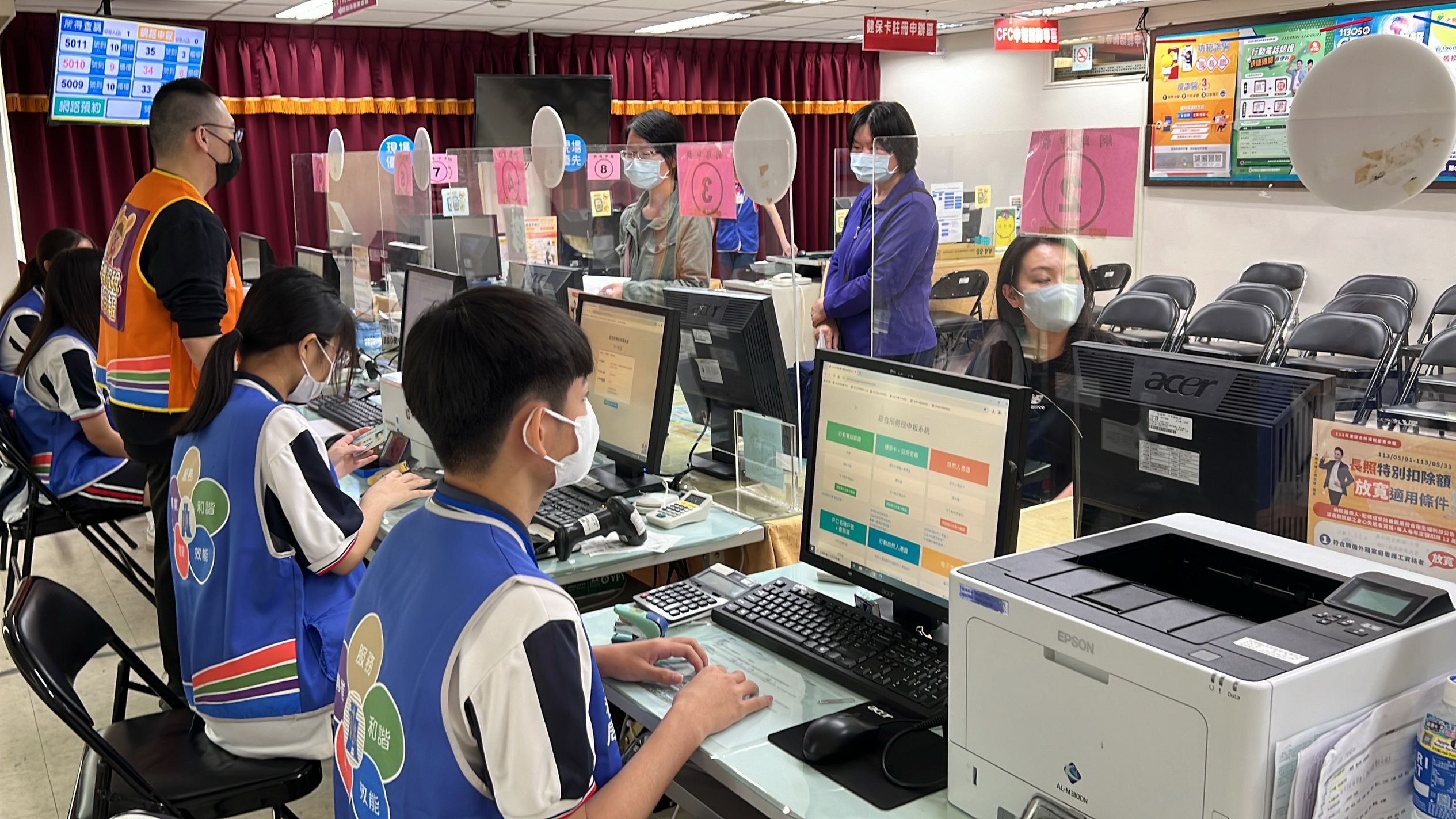 ▲北斗家商商業經營科組成學生納稅服務隊，進駐國稅局北斗稽徵所，協助民眾進行所得稅結算申報，讓民眾感受到了便利。（記者張溎壕攝）