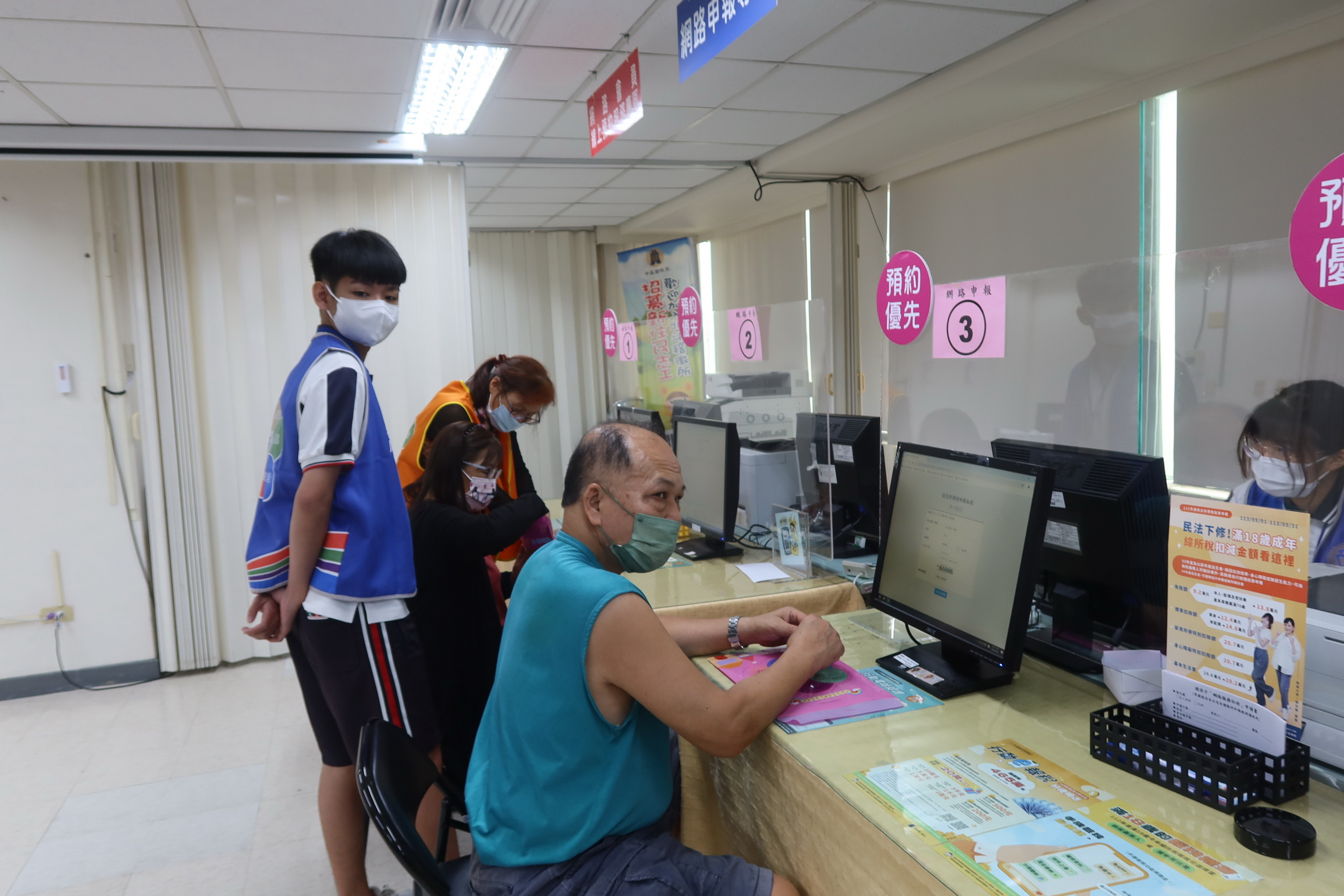 ▲北斗家商商業經營科組成學生納稅服務隊，進駐國稅局北斗稽徵所，協助民眾進行所得稅結算申報，讓民眾感受到了便利。（記者張溎壕攝）