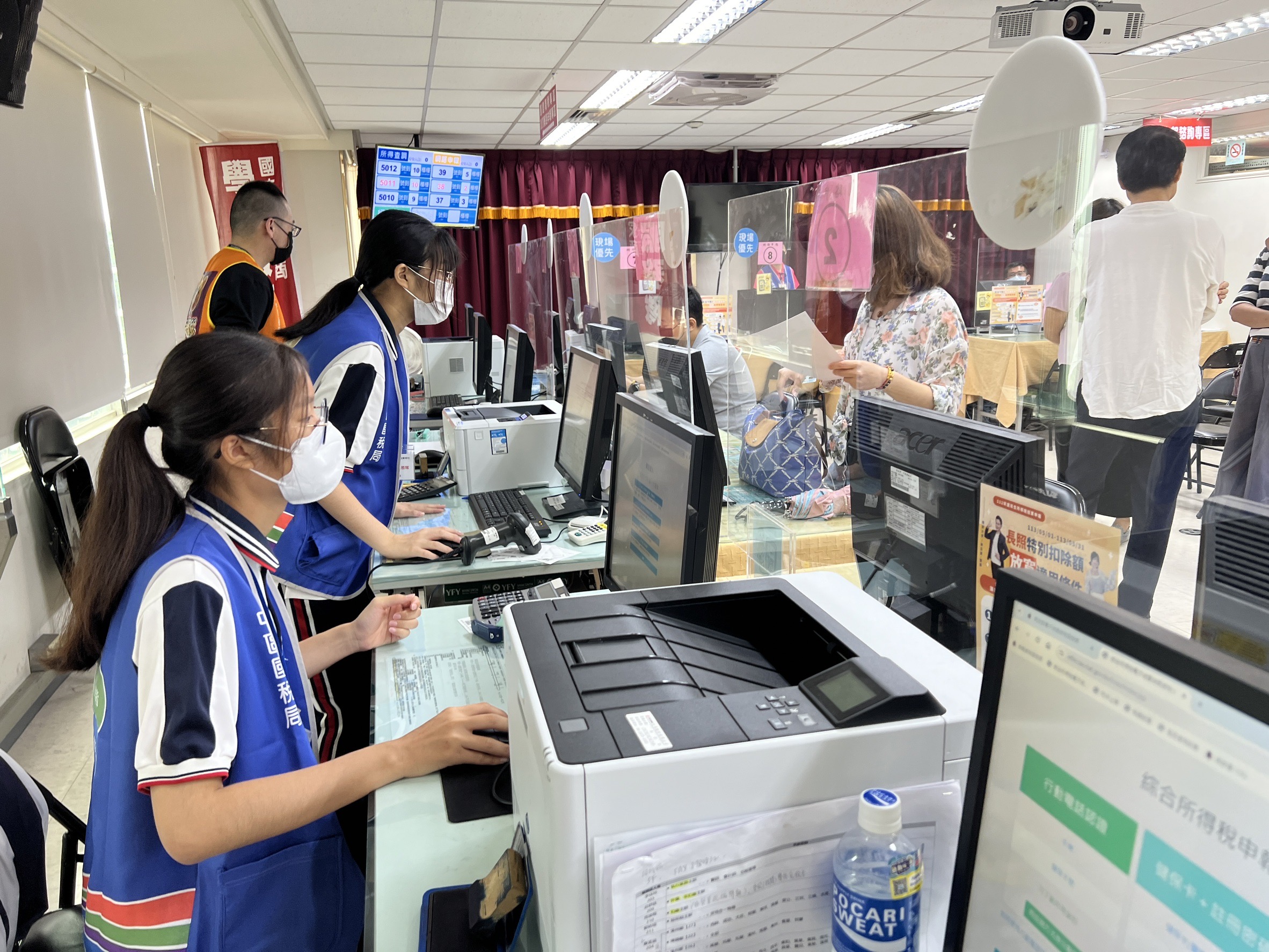 ▲北斗家商商業經營科組成學生納稅服務隊，進駐國稅局北斗稽徵所，協助民眾進行所得稅結算申報，讓民眾感受到了便利。（記者張溎壕攝）