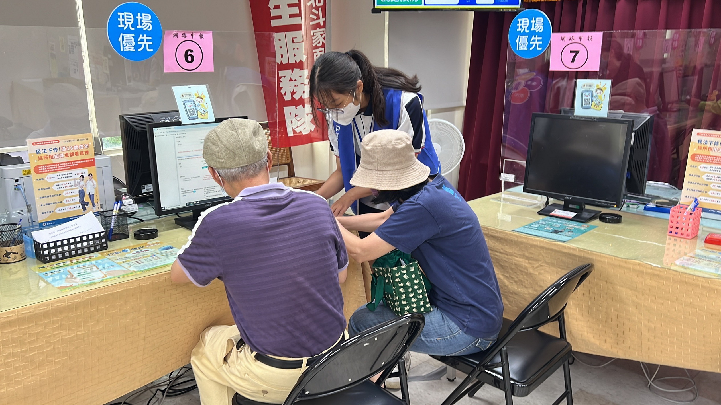 ▲北斗家商商業經營科組成學生納稅服務隊，進駐國稅局北斗稽徵所，協助民眾進行所得稅結算申報，讓民眾感受到了便利。（記者張溎壕攝）