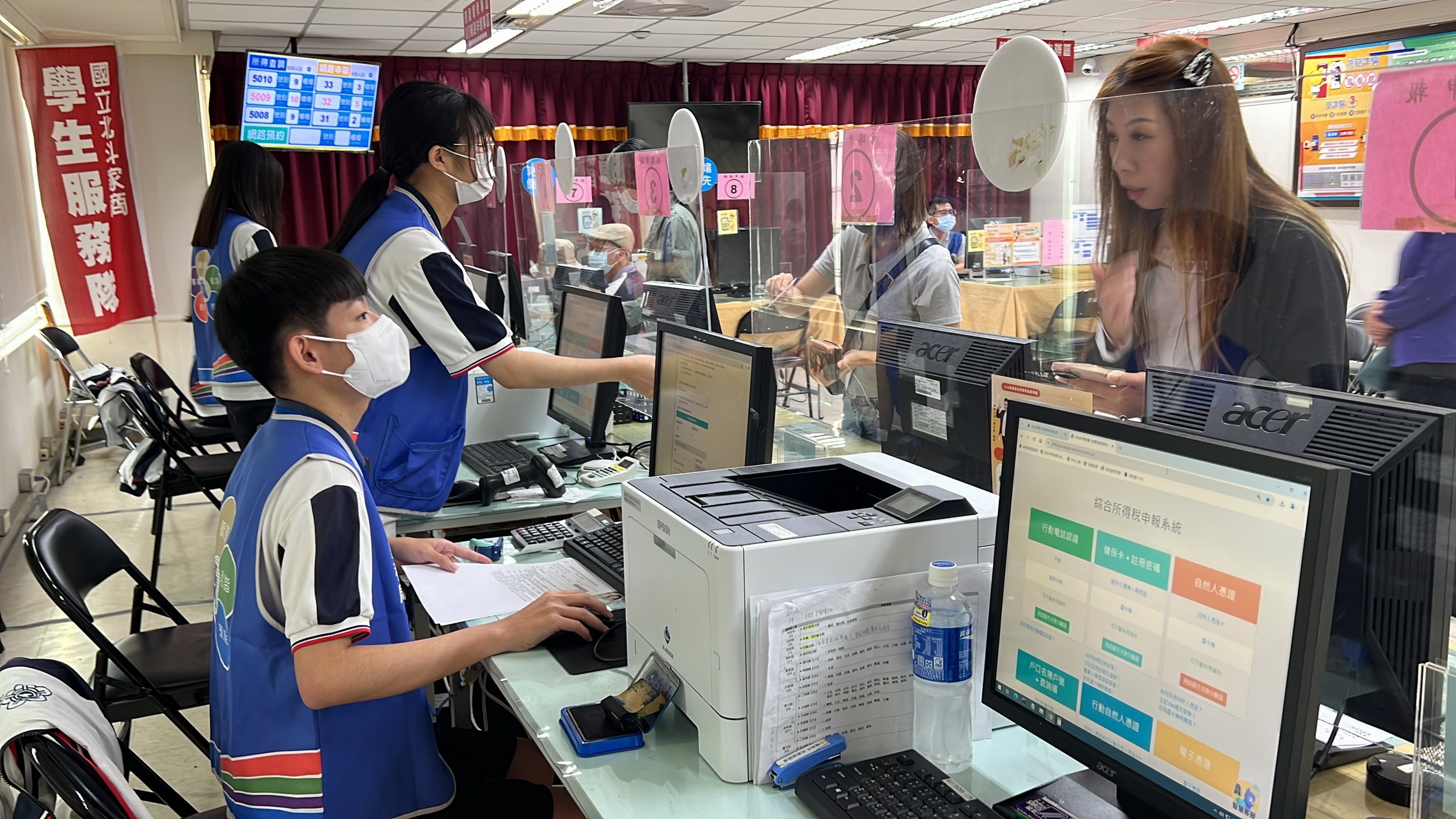 ▲北斗家商商業經營科組成學生納稅服務隊，進駐國稅局北斗稽徵所，協助民眾進行所得稅結算申報，讓民眾感受到了便利。（記者張溎壕攝）