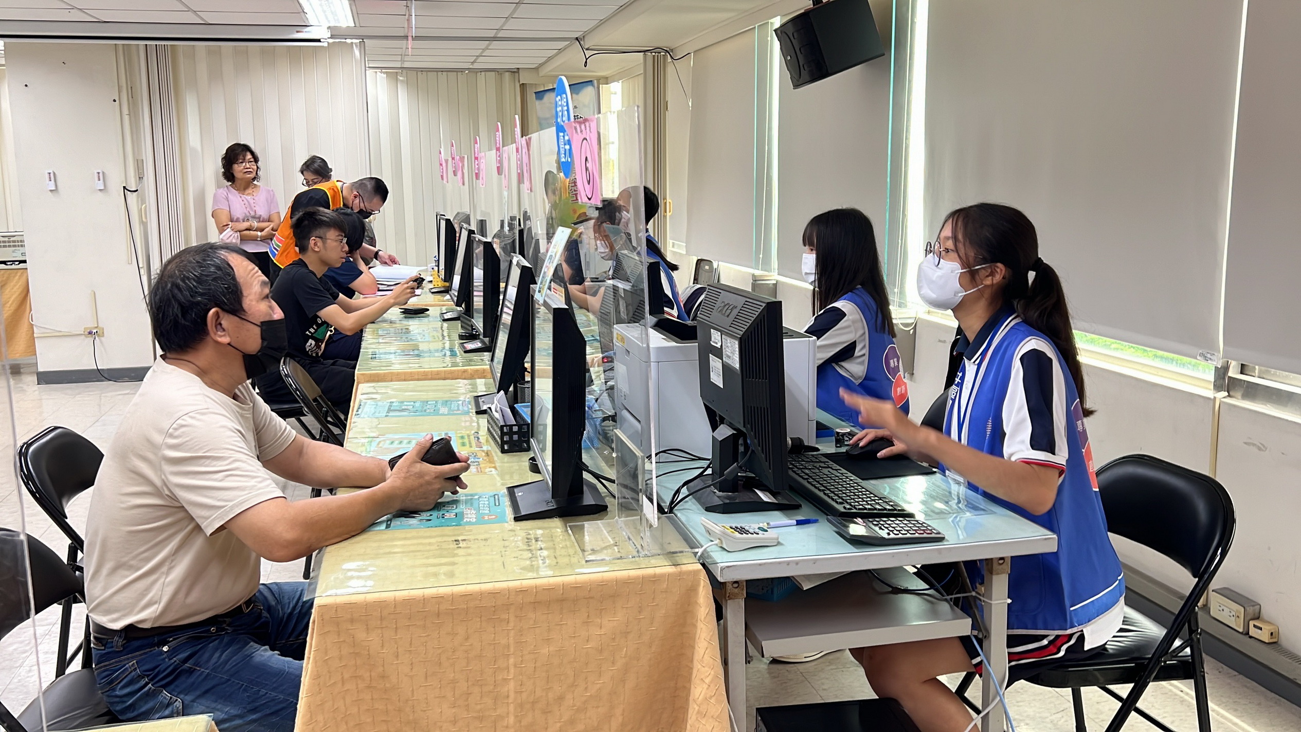 ▲北斗家商商業經營科組成學生納稅服務隊，進駐國稅局北斗稽徵所，協助民眾進行所得稅結算申報，讓民眾感受到了便利。（記者張溎壕攝）