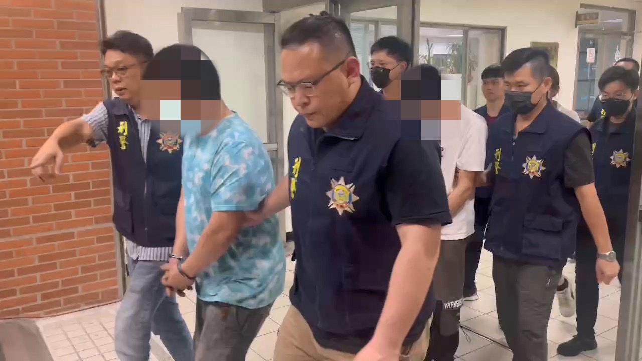 ▲彰化縣警局刑警大隊破獲掩藏在南投市地區民宅地下兵工廠，逮捕4名嫌犯，起出長短槍4支、子彈與霰彈共219顆，以及改造工具、毒品。（警方提供）