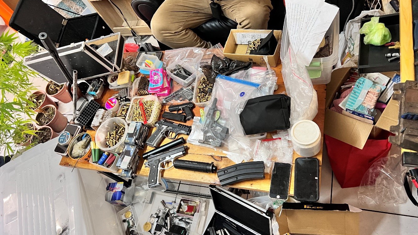 ▲彰化縣警局刑警大隊破獲掩藏在南投市地區民宅地下兵工廠，逮捕4名嫌犯，起出長短槍4支、子彈與霰彈共219顆，以及改造工具、毒品。（警方提供）
