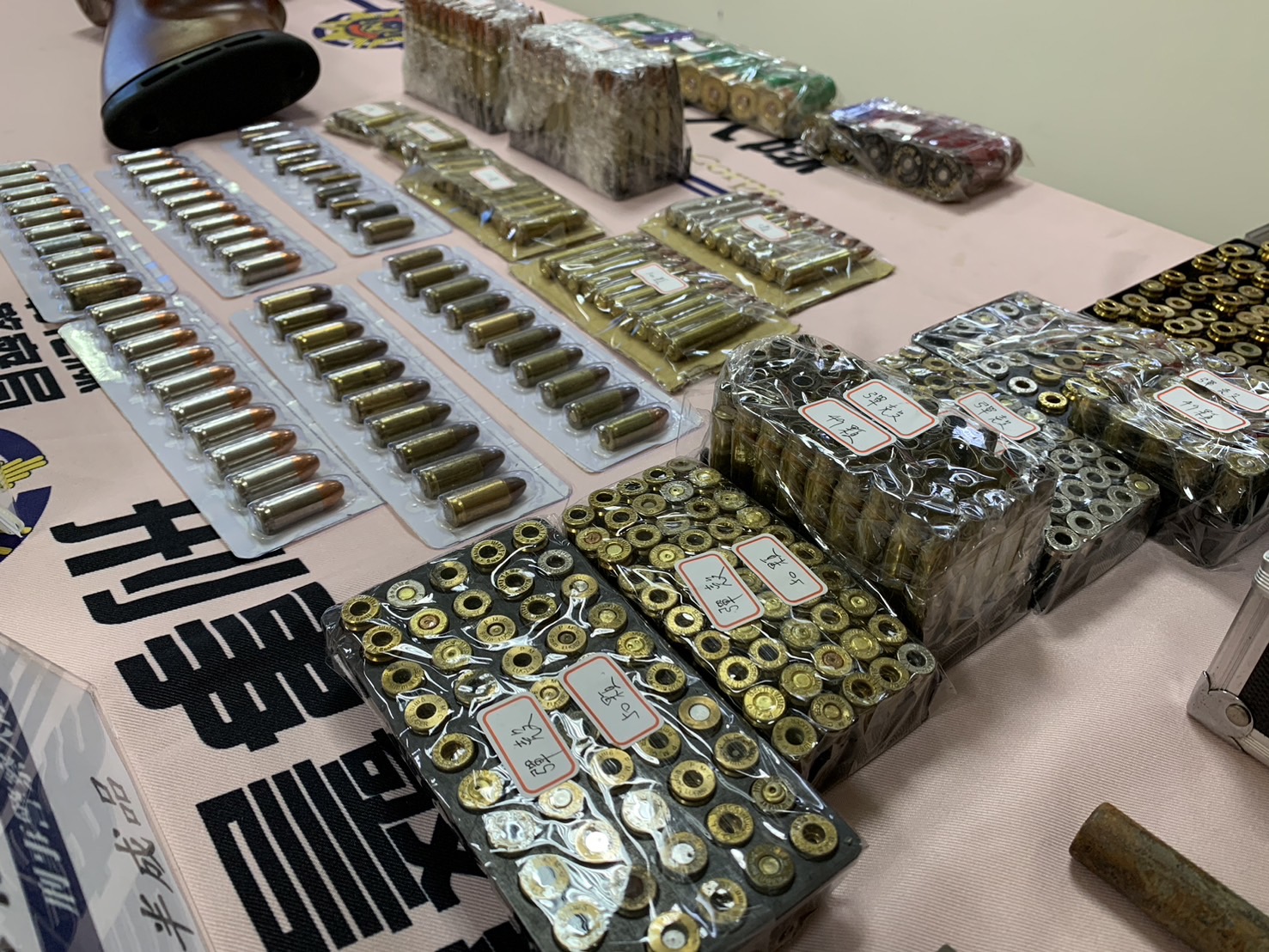 ▲彰化縣警局刑警大隊破獲掩藏在南投市地區民宅地下兵工廠，逮捕4名嫌犯，起出長短槍4支、子彈與霰彈共219顆，以及改造工具、毒品。（警方提供）