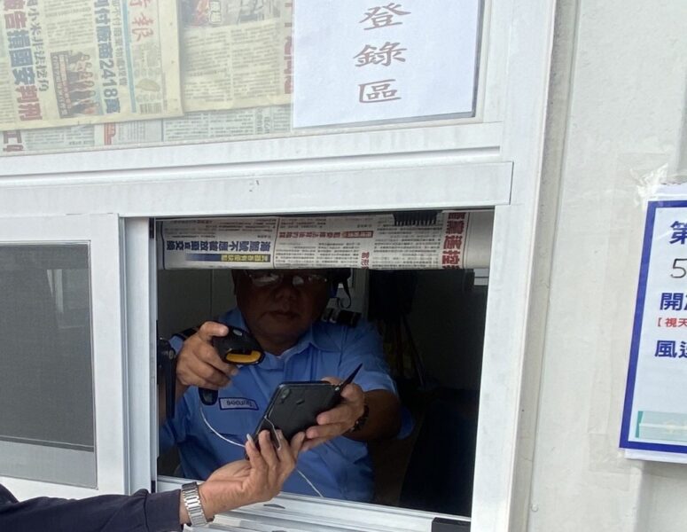 港務公司開放高雄港第一港口北防波堤並提醒愛好垂釣民眾遵守規定小心安全