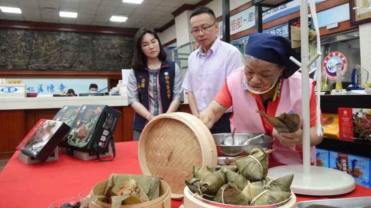 ▲彰化區漁會總幹事陳威谷說，蒲燒鰻意粽禮盒，從原料挑選到粽子製程皆嚴格把關，最終勾勒出品質優良的蒲燒鰻粽，令人一吃就上癮，口齒留香。（記者林明佑攝）