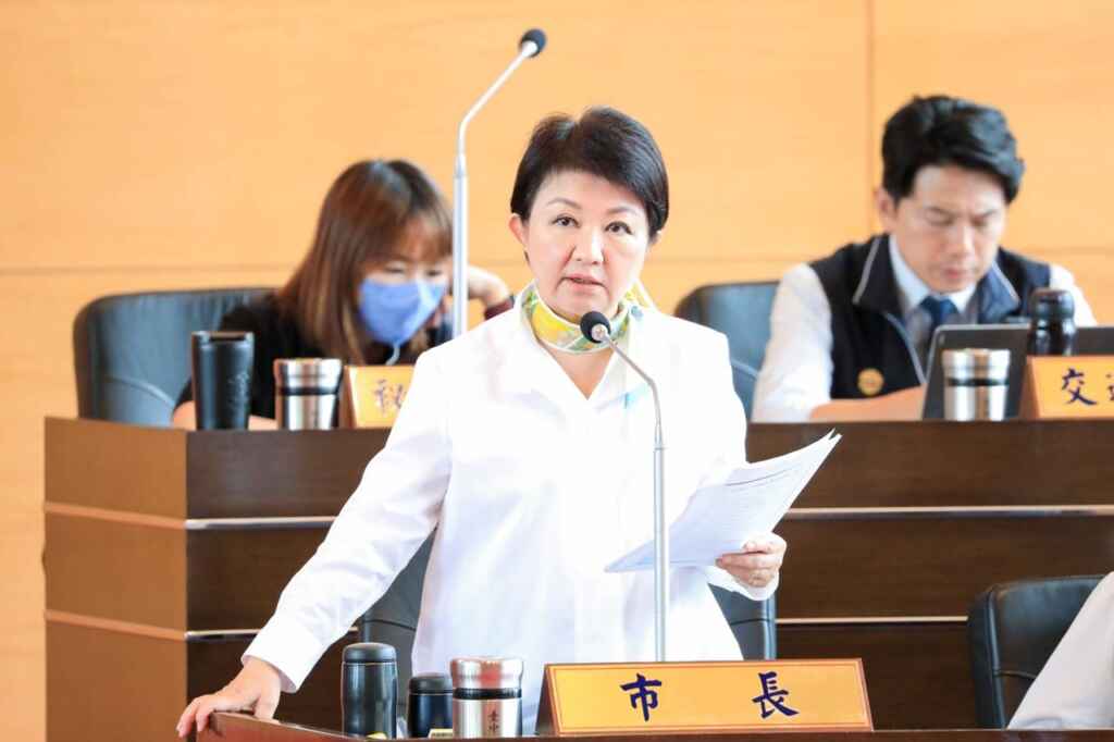 ▲台中市議會今天進行市政總質詢,市議員林昊佑關心台中火力發電廠汙染。對此,市長盧秀燕強調, 只要影響市民健康、汙染環境,市府皆以鉅額罰金開罰,絕不手軟!(台中市環保局提供)