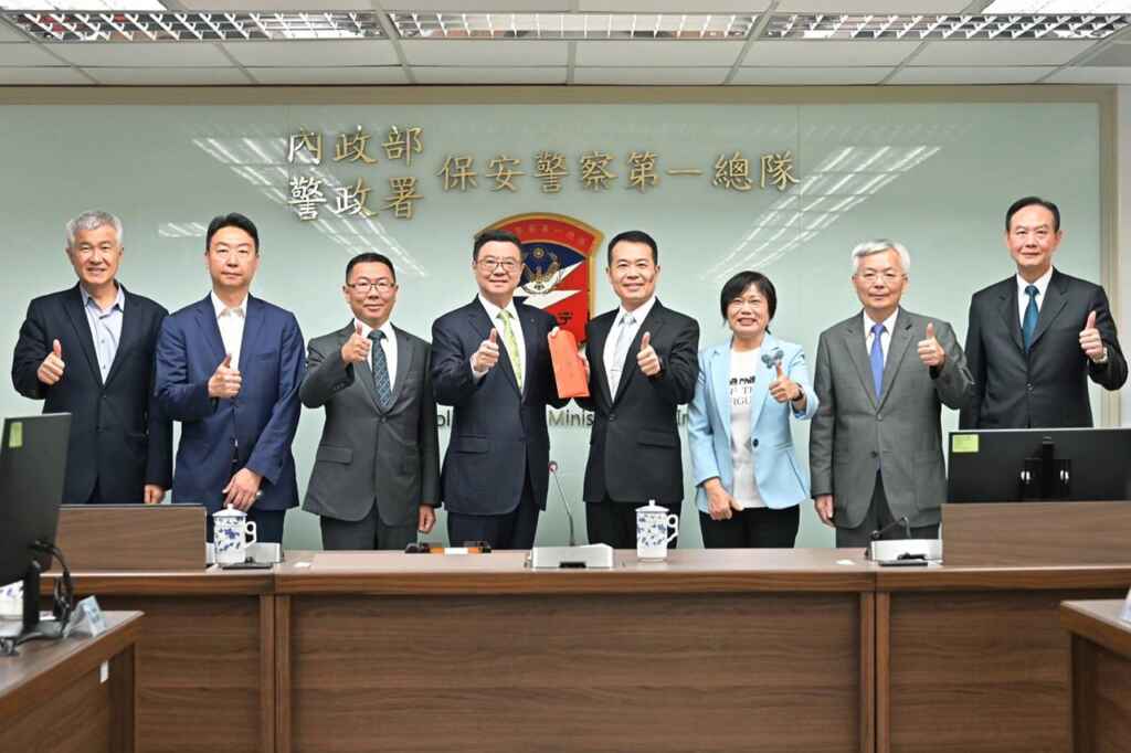 ▲行政院長卓榮泰今天視察「165反詐騙諮詢專線」,肯定及感謝各位同仁的辛勞外,也期許同仁秉持為民服務的使命感,共同做好打詐工作,讓臺灣成為安全之島。(新傳處提供)