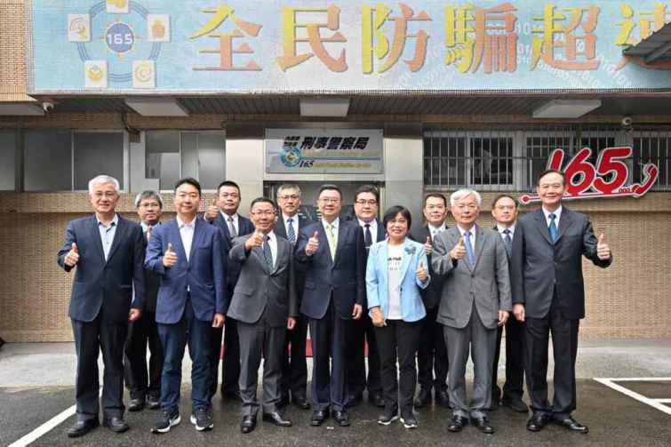 ▲行政院長卓榮泰今天視察「165反詐騙諮詢專線」，肯定及感謝各位同仁的辛勞外，也期許同仁秉持為民服務的使命感，共同做好打詐工作，讓臺灣成為安全之島。（新傳處提供）