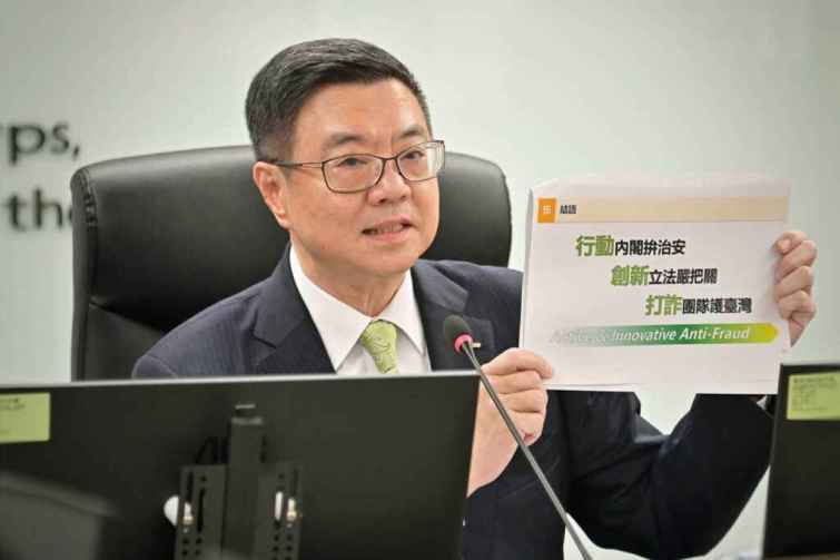 ▲行政院長卓榮泰今天視察「165反詐騙諮詢專線」，肯定及感謝各位同仁的辛勞外，也期許同仁秉持為民服務的使命感，共同做好打詐工作，讓臺灣成為安全之島。（新傳處提供）