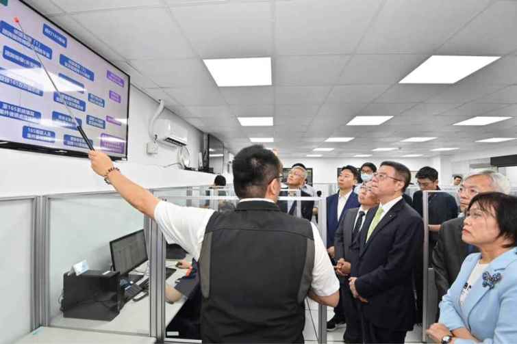 ▲行政院長卓榮泰今天視察「165反詐騙諮詢專線」，肯定及感謝各位同仁的辛勞外，也期許同仁秉持為民服務的使命感，共同做好打詐工作，讓臺灣成為安全之島。（新傳處提供）