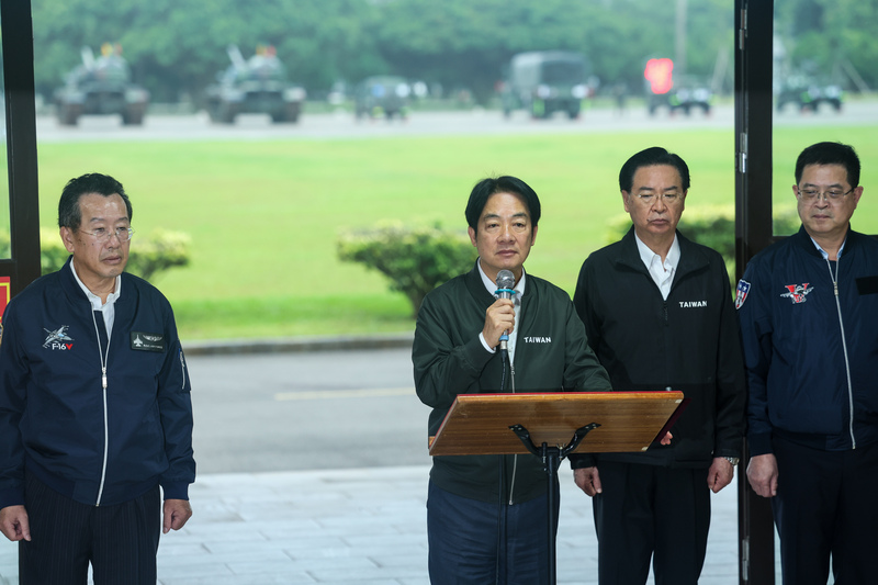 總統賴清德(右3)23日下午在國防部長顧立雄(左1)、國安會秘書長吳釗燮(右2)等陪同下,前往桃園市龜山區視察海軍陸戰隊66旅。圖/中央社