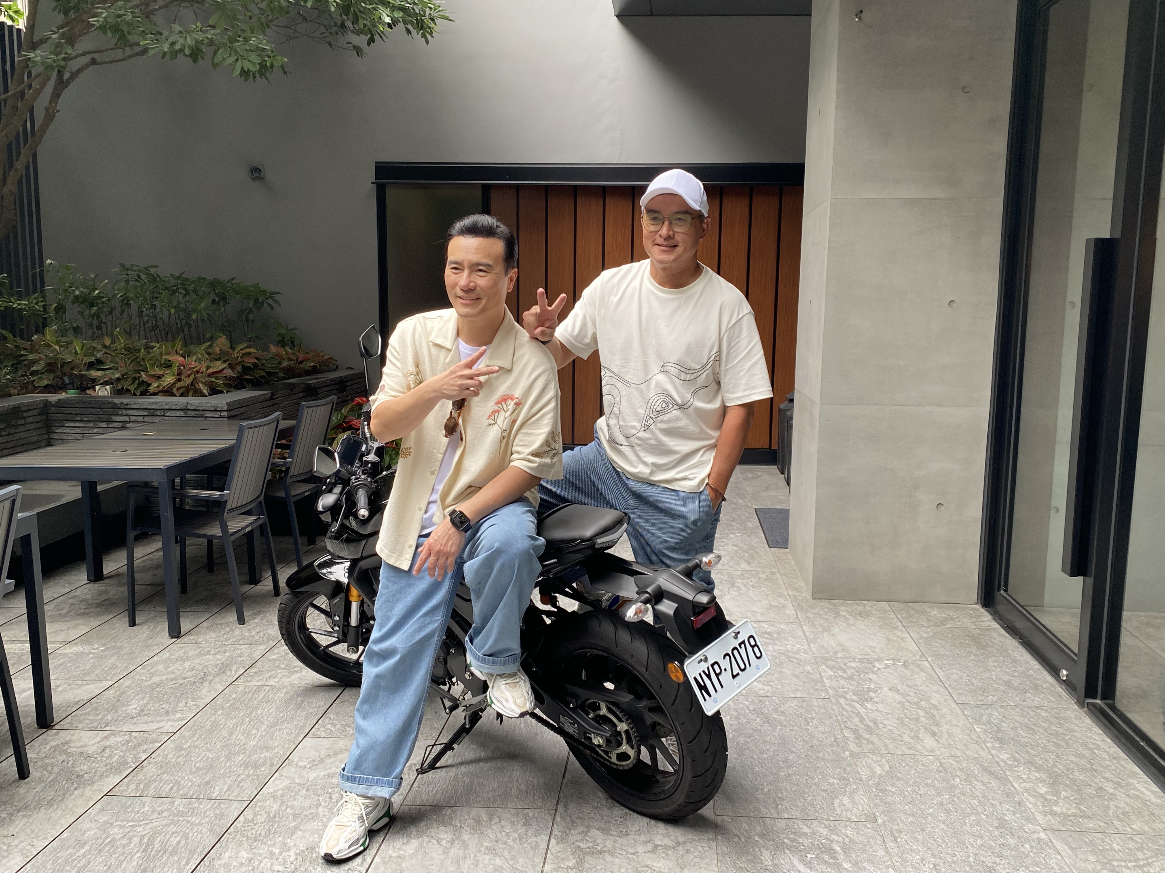 李銘順(右)、李銘忠兄弟檔攜手主持實境節目《歐吉桑騎士:關於阿順阿忠的中年危機?》。圖/田瑜萍攝