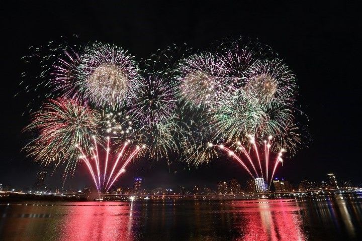 大稻埕夏日節煙火秀,照亮整個台北水岸夜空,讓所有人都感到浪漫又幸福。 圖:臺北市政府觀光傳播局/提供