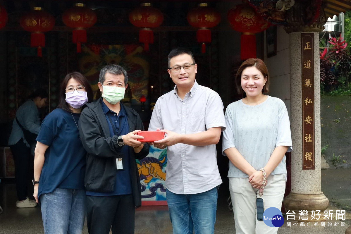 不願透露姓名的公司老闆捐贈50萬元現金給「四方林伯公」,由管委會主委林昭賢代表接受。