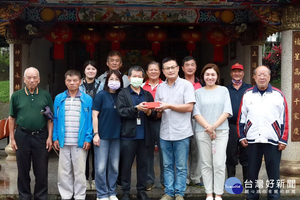 在管委會及信徒見證中,不願透露姓名的公司老闆捐贈50萬元現金給「四方林伯公」。<br /><br />