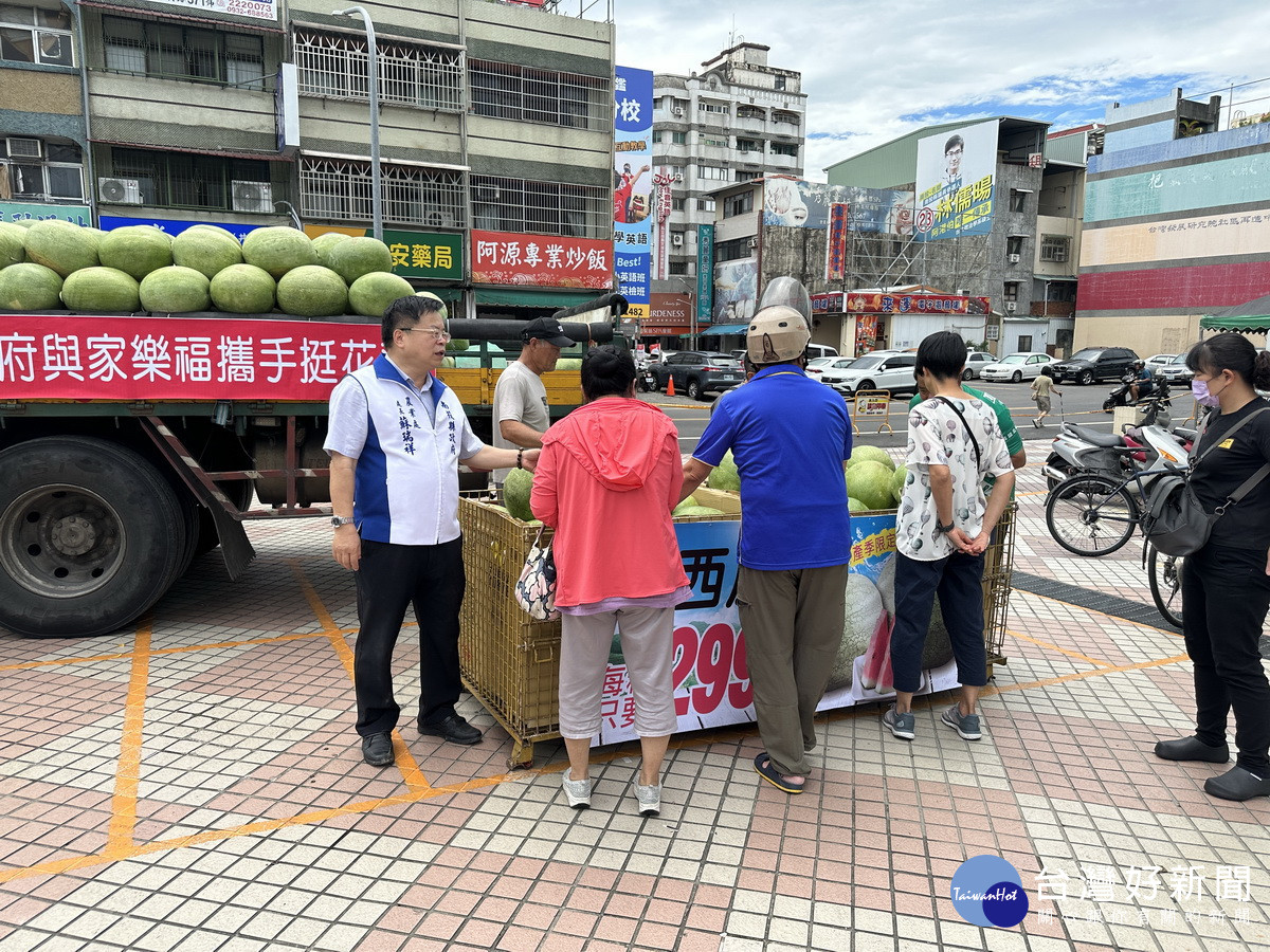 蘇處長推薦花蓮農產品。(記者扶小萍攝)
