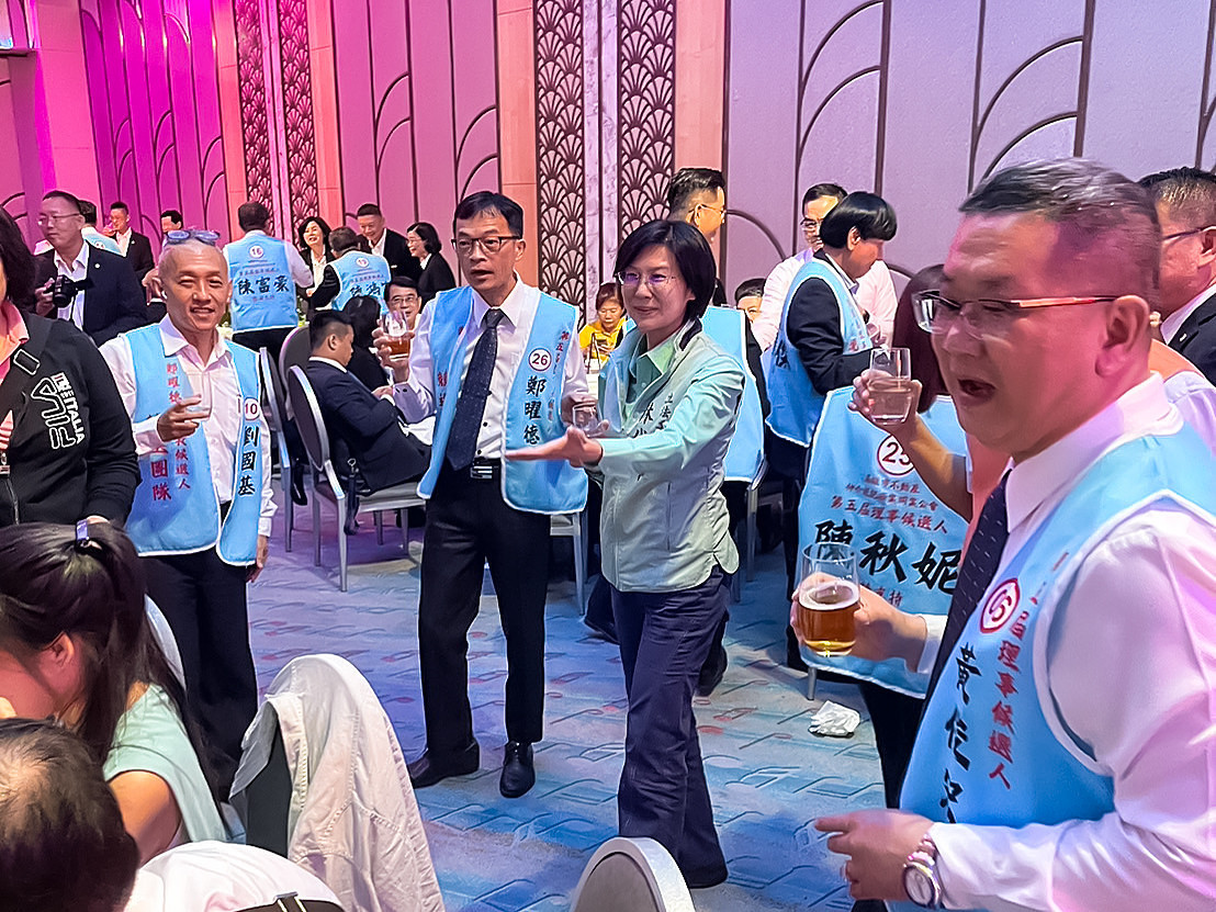 林岱樺立委承諾要做鄭曜德服務團隊的一員,攜手現場相挺的市議員們,為產業爭取資源