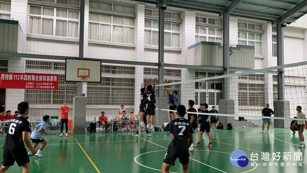 排球隊同場競技,展現了高超的技術與無比的熱情。<br /><br /> <br /><br />