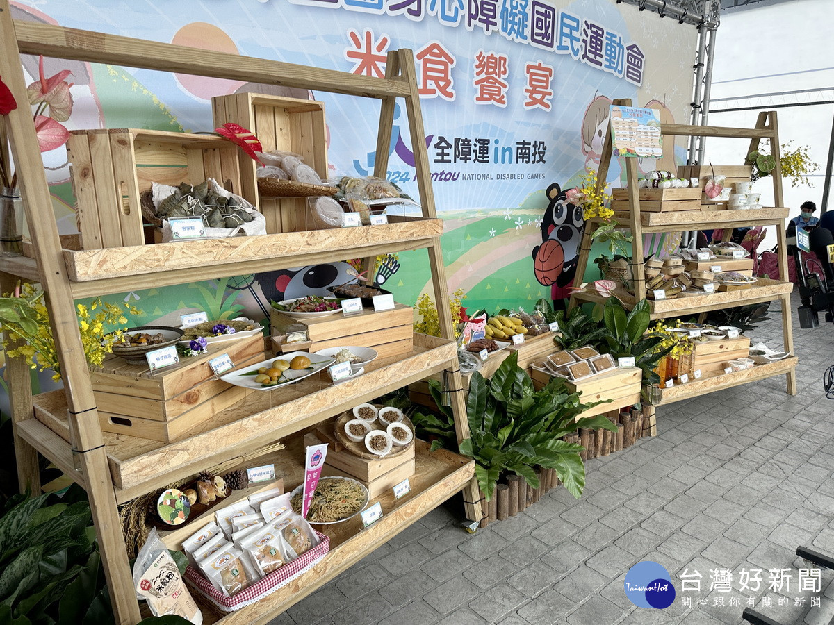 南投縣備有各式在地米食與大會選手隊職員分享。(記者扶小萍攝)
