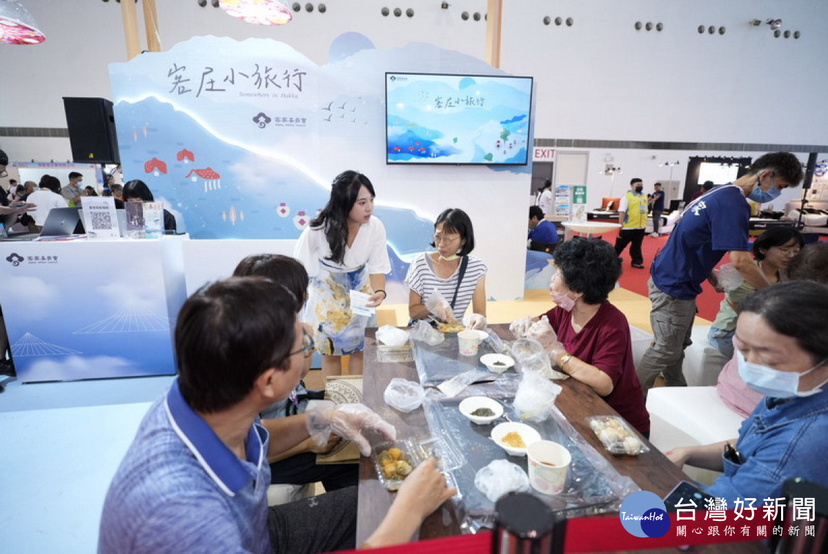 ▲民眾體驗客家館美食之旅,手作傳統粢粑(麻糬)。<br /><br />