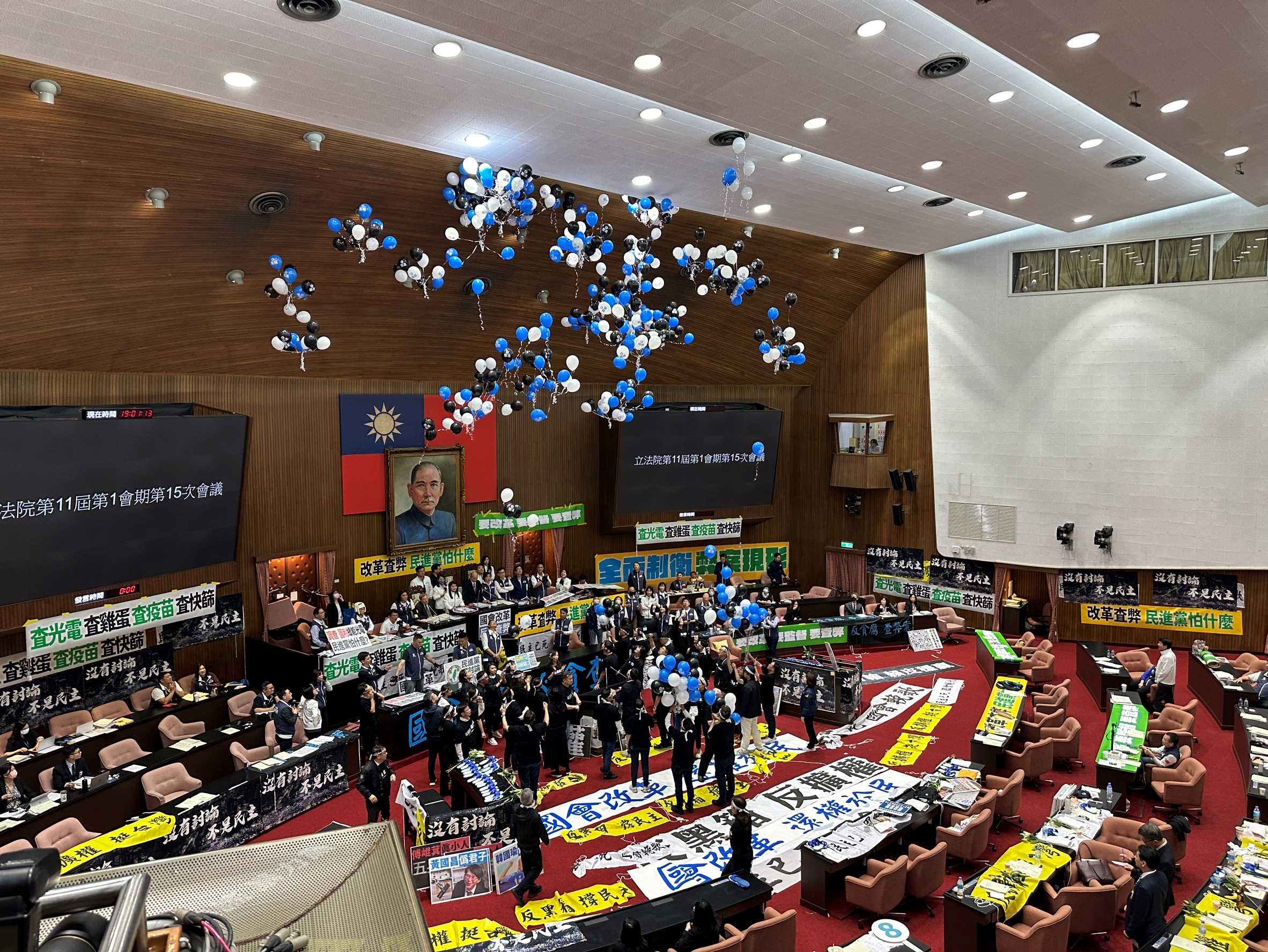 民進黨立委24日晚間每人手持一束藍、白、黑三色氣球進入議場,象徵藍、白、黑的幽靈盤據立法院。林啟弘攝