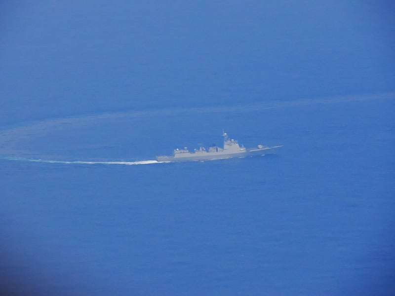中共23日發動對台軍演,國防部24日發布所拍攝到中共海軍旅洋3型飛彈驅逐艦影像。國防部提供