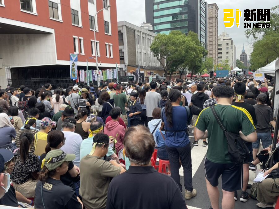 圖／公民自主上街到立法院外青島東路抗議。（記者陳志仁攝）