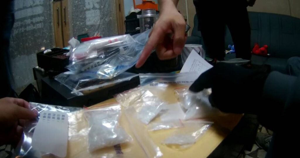 ▲圖說:警方當場查獲毒品安非他命、分裝用具及現金不法所得等證物 (圖/台中市政府提供)