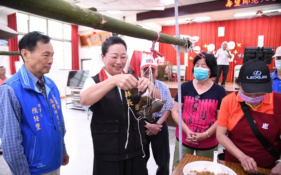 壽豐老人會辦理客家歌謠傳唱與客家美食活動 徐榛蔚親手包粽與長者同歡