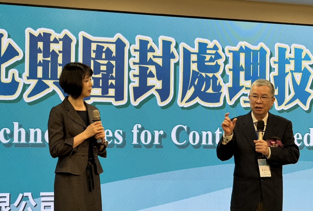 中興大學盧至人教授說明「污染場址的固化、穩定化與圍封處理技術」新書發表歷程（圖：環境部環管署）