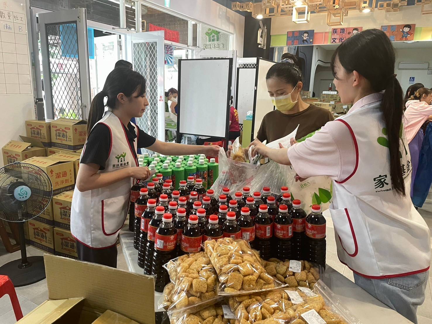 ▲彰化家扶中心同步舉辦今年度「第一次新戶說明會暨扶助金與物資發放活動」,以減緩物價上漲對經濟弱勢家庭的衝擊。(記者張溎壕攝)