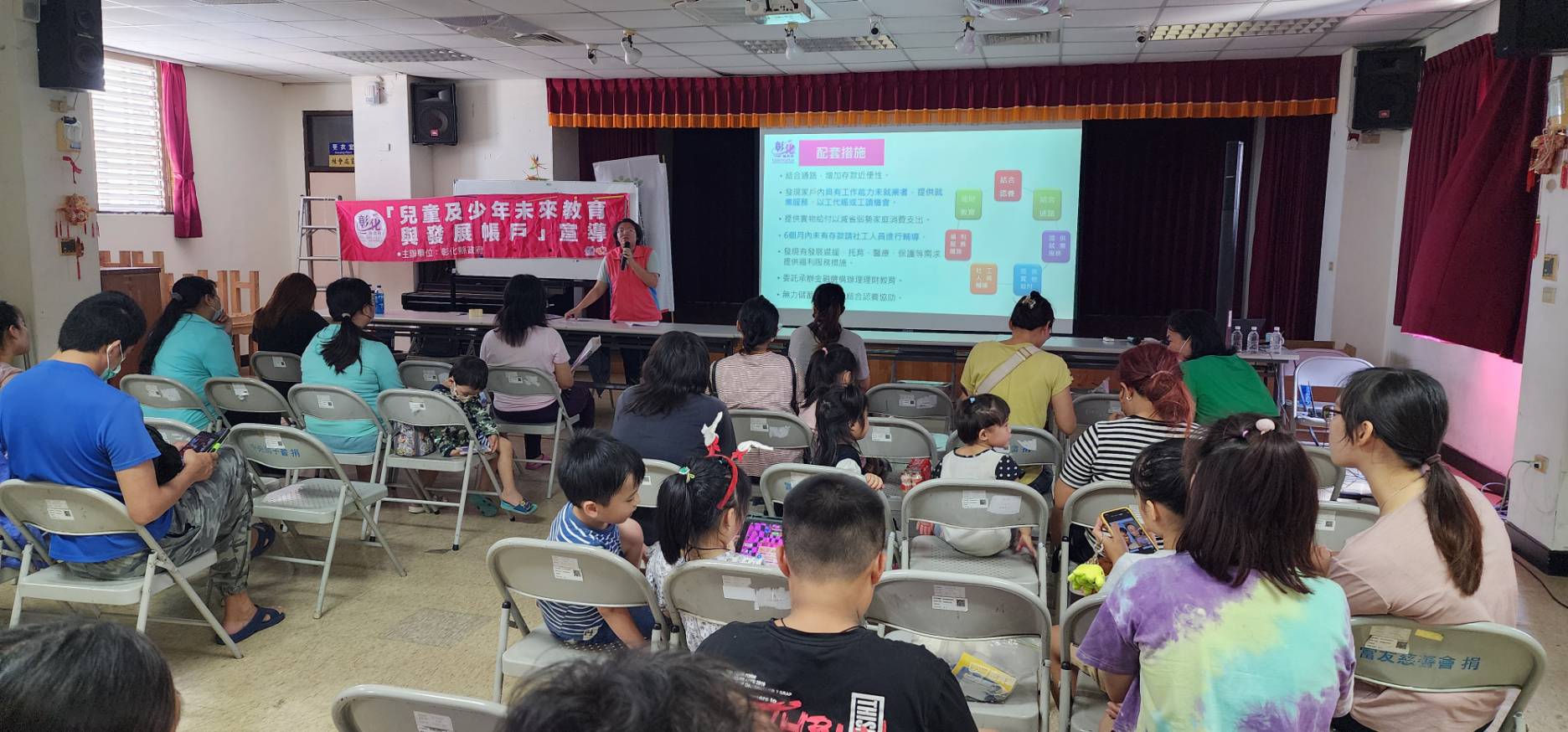 ▲彰化家扶中心同步舉辦今年度「第一次新戶說明會暨扶助金與物資發放活動」，以減緩物價上漲對經濟弱勢家庭的衝擊。（記者張溎壕攝）