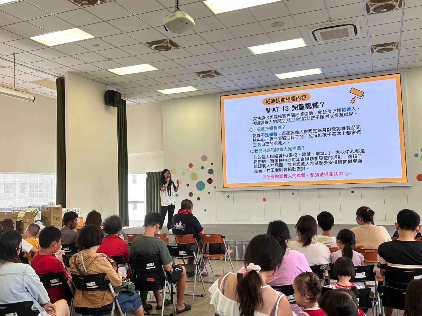 ▲彰化家扶中心同步舉辦今年度「第一次新戶說明會暨扶助金與物資發放活動」，以減緩物價上漲對經濟弱勢家庭的衝擊。（記者張溎壕攝）